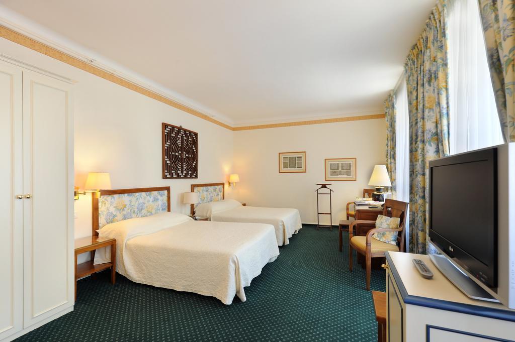 होटल Victoria 4*